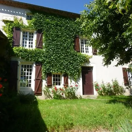 Maison Chaleureuse A Terres-de-haute-charente Avec Jardin