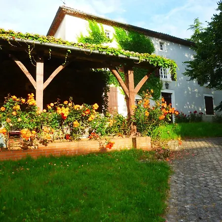 Holiday home Maison Chaleureuse A Terres-de-haute-charente Avec Jardin *