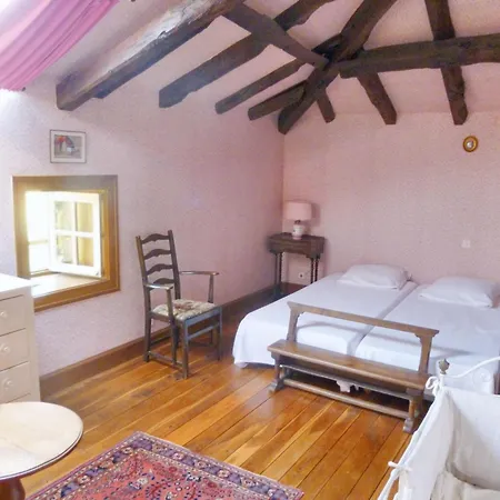 Holiday home Maison Chaleureuse A Terres-de-haute-charente Avec Jardin *