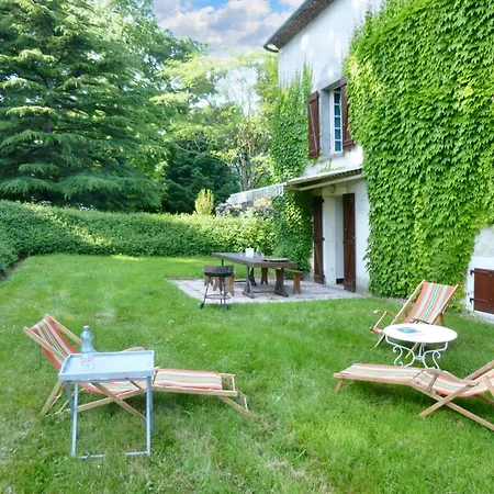 Maison Chaleureuse A Terres-de-haute-charente Avec Jardin Holiday home Saint-Germain-et-Mons